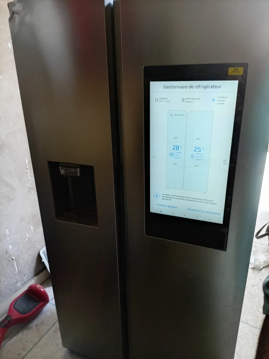 Réfrigérateur Samsung à deux portes avec écran de contrôle